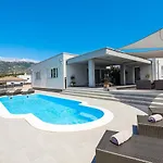 ヴィラ Immortelle With Pool And Sea View *