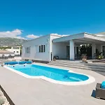 ヴィラ Immortelle With Pool And Sea View