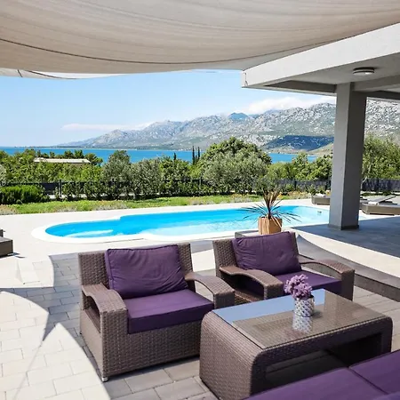 Immortelle With Pool And Sea View Rovanjska
