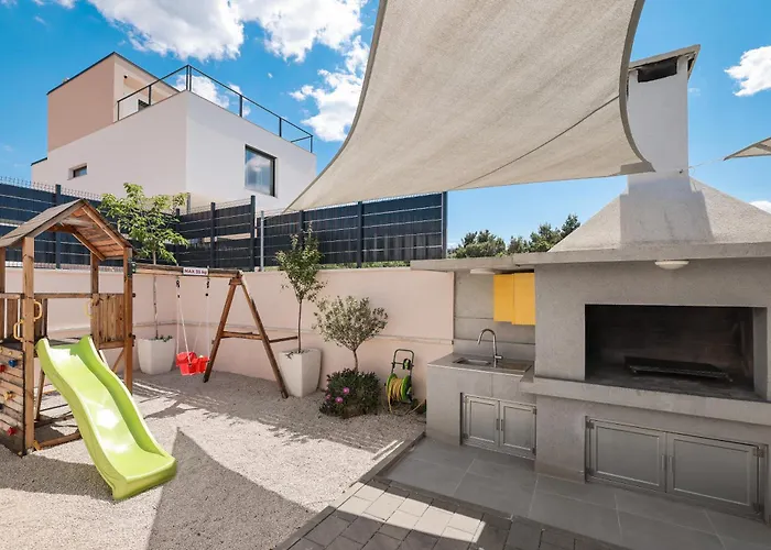 Immortelle With Pool And Sea View Vila