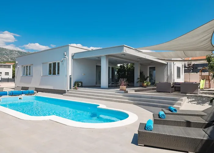 Immortelle With Pool And Sea View