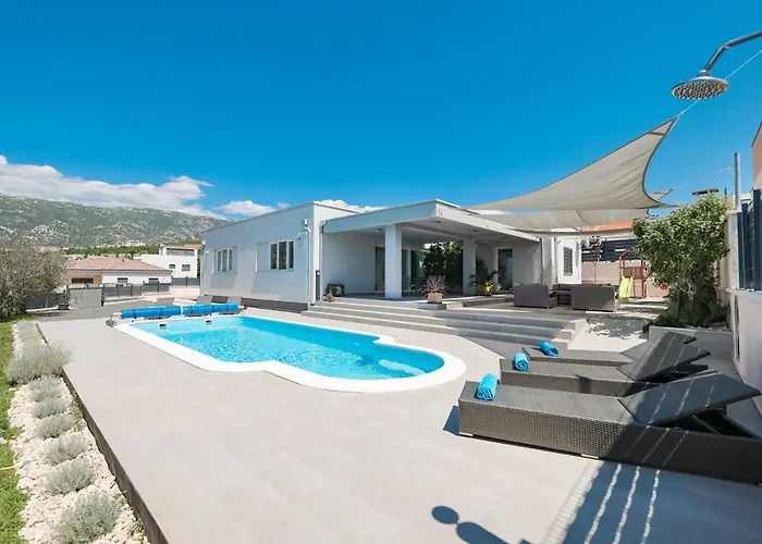 Immortelle With Pool And Sea View