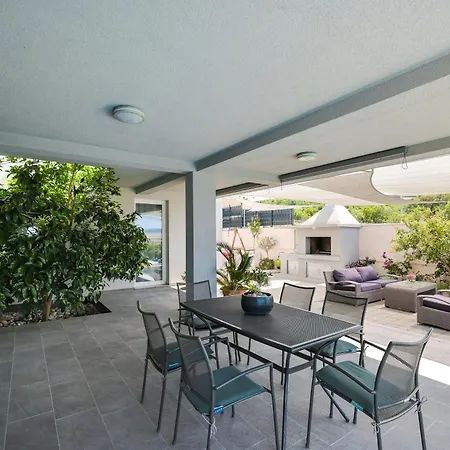 Immortelle With Pool And Sea View ロバニスカ