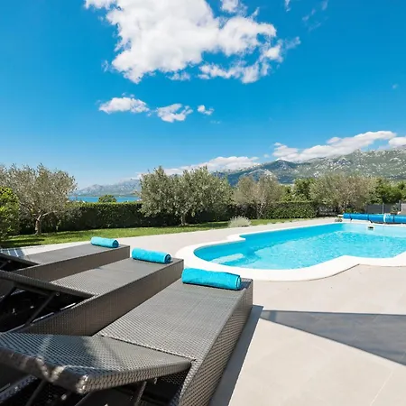 Immortelle With Pool And Sea View ロバニスカ