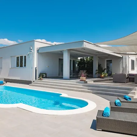 Immortelle With Pool And Sea View