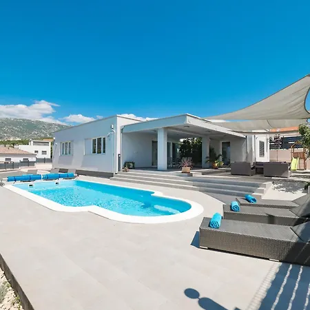 Immortelle With Pool And Sea View