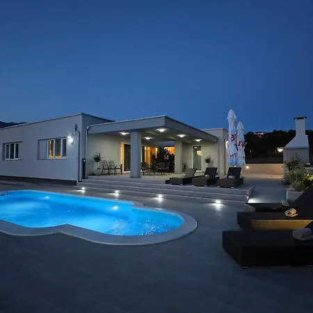 ヴィラ Immortelle With Pool And Sea View