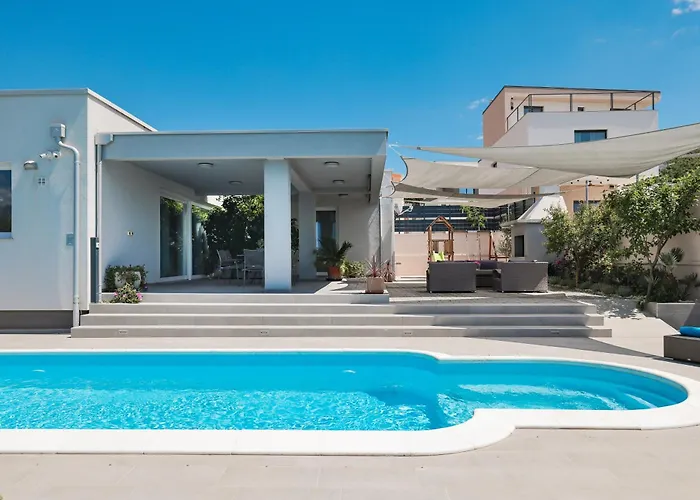 Immortelle With Pool And Sea View 빌라 로바니스카