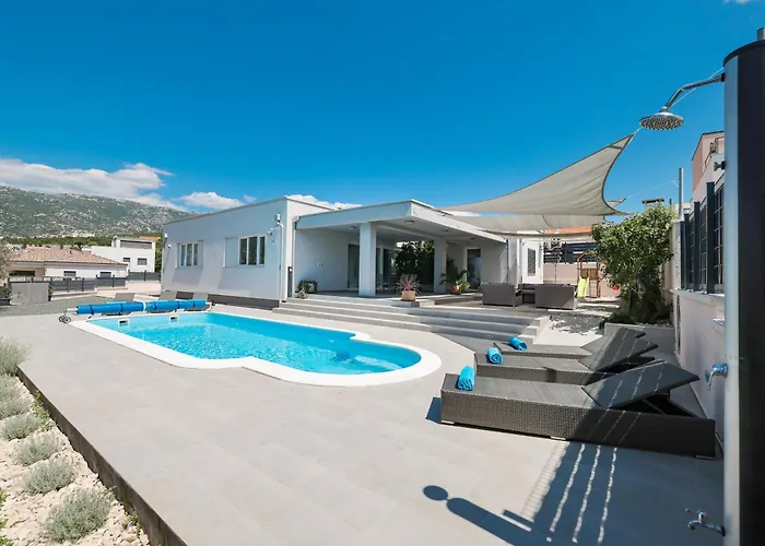 Immortelle With Pool And Sea View 로바니스카